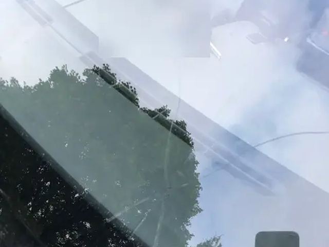 Revne i forruden på en Citroën, set tæt på glasset