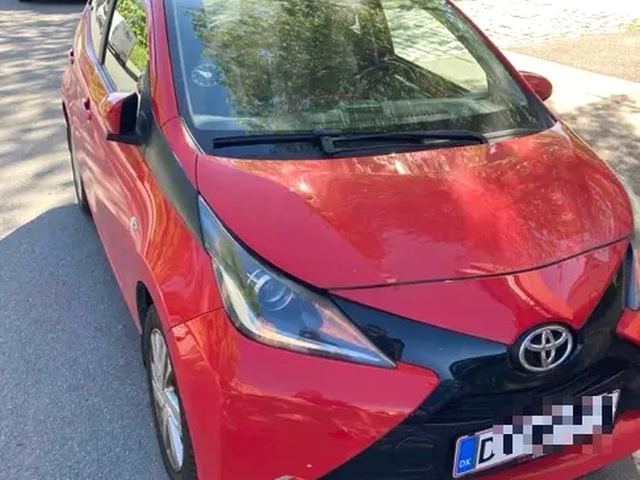 Rød Toyota Aygo efter rudeskift i København
