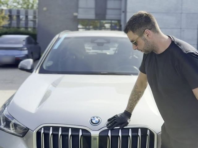 Tekniker ved fronten af en BMW X1