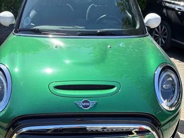 Grøn Mini Cooper efter rudeskift