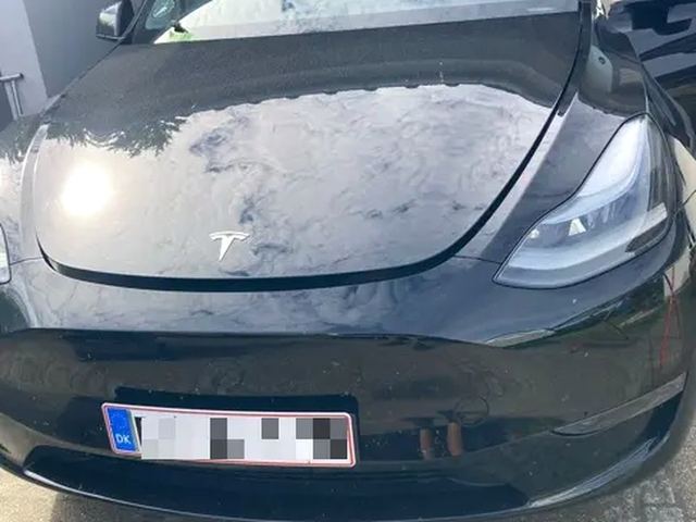 Sort Tesla Model Y efter udskiftning af forruden