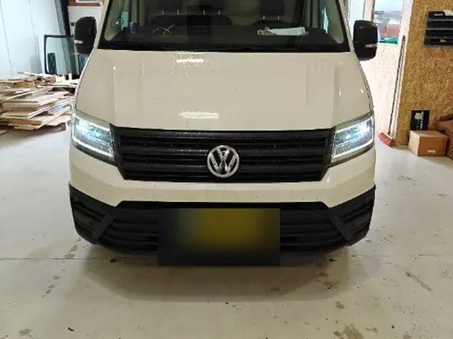 Volkswagen Crafter med ny forrude på værkstedet
